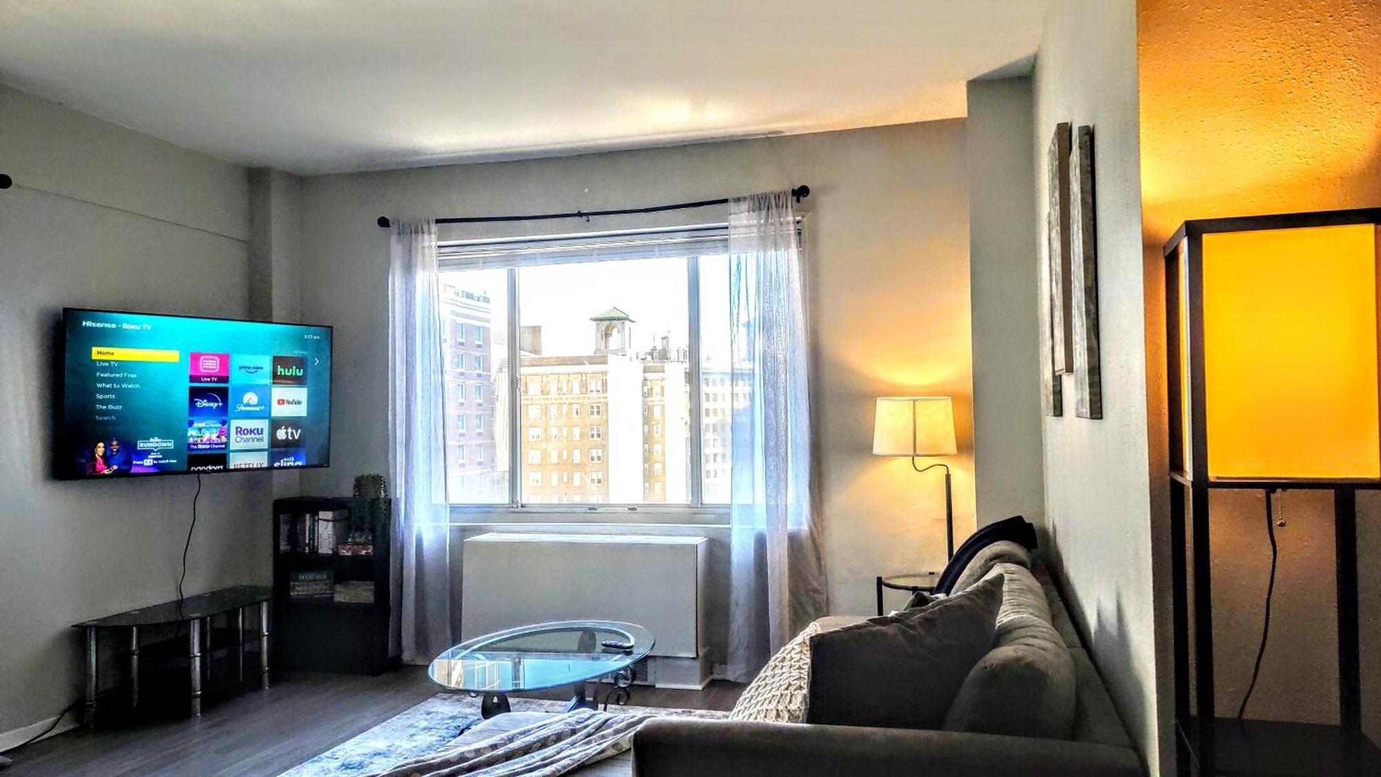 Corner Overlooking Fox, Walkable, Park Free Apartment