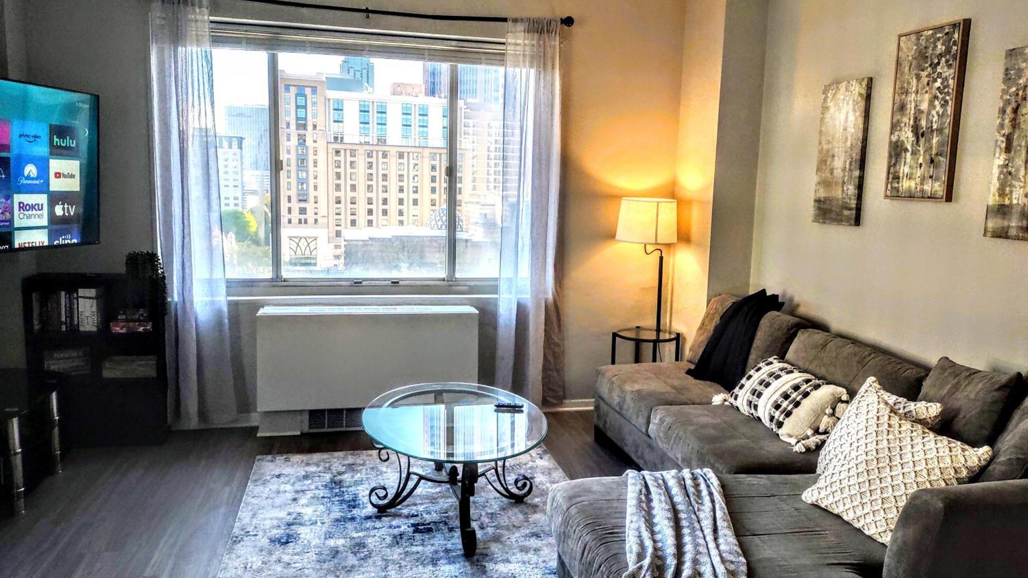 Corner Overlooking Fox, Walkable, Park Free Apartment *
