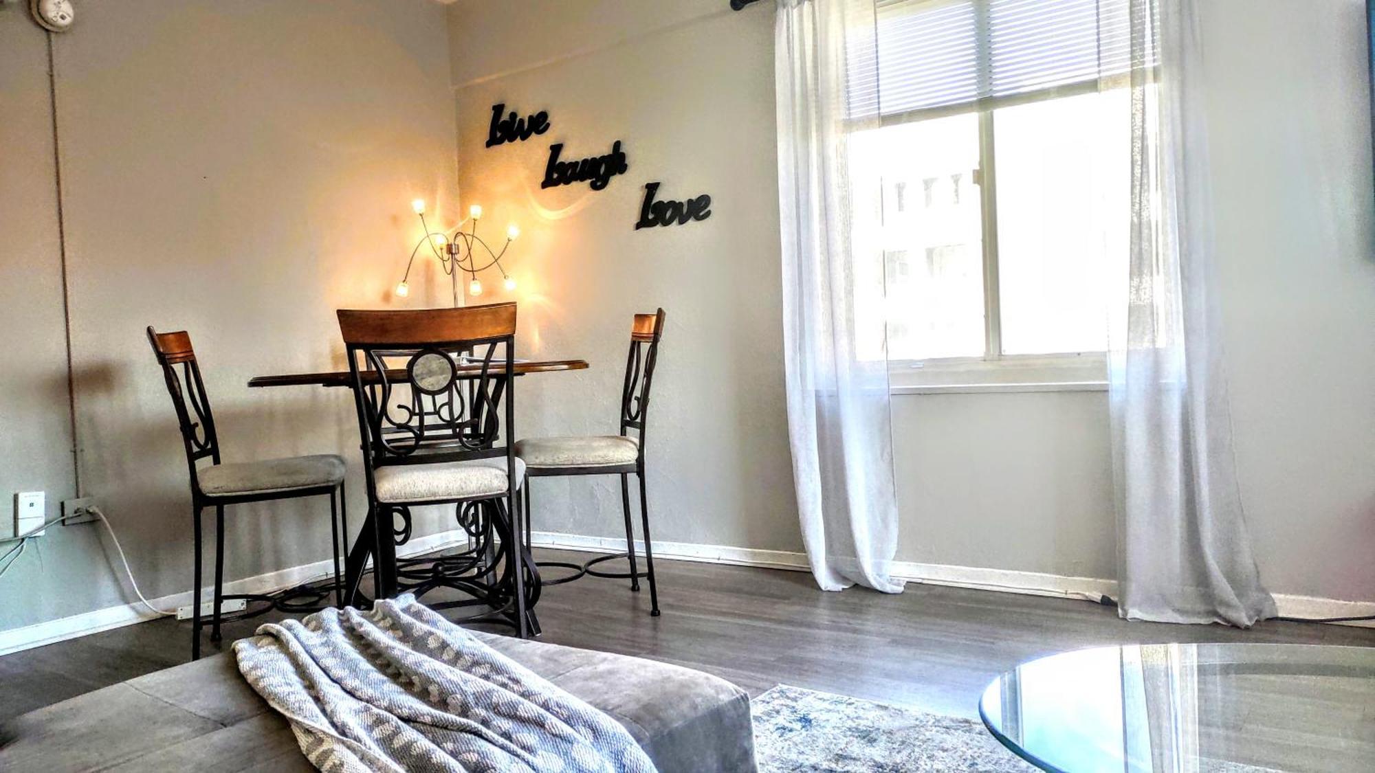 Apartment Corner Overlooking Fox, Walkable, Park Free *